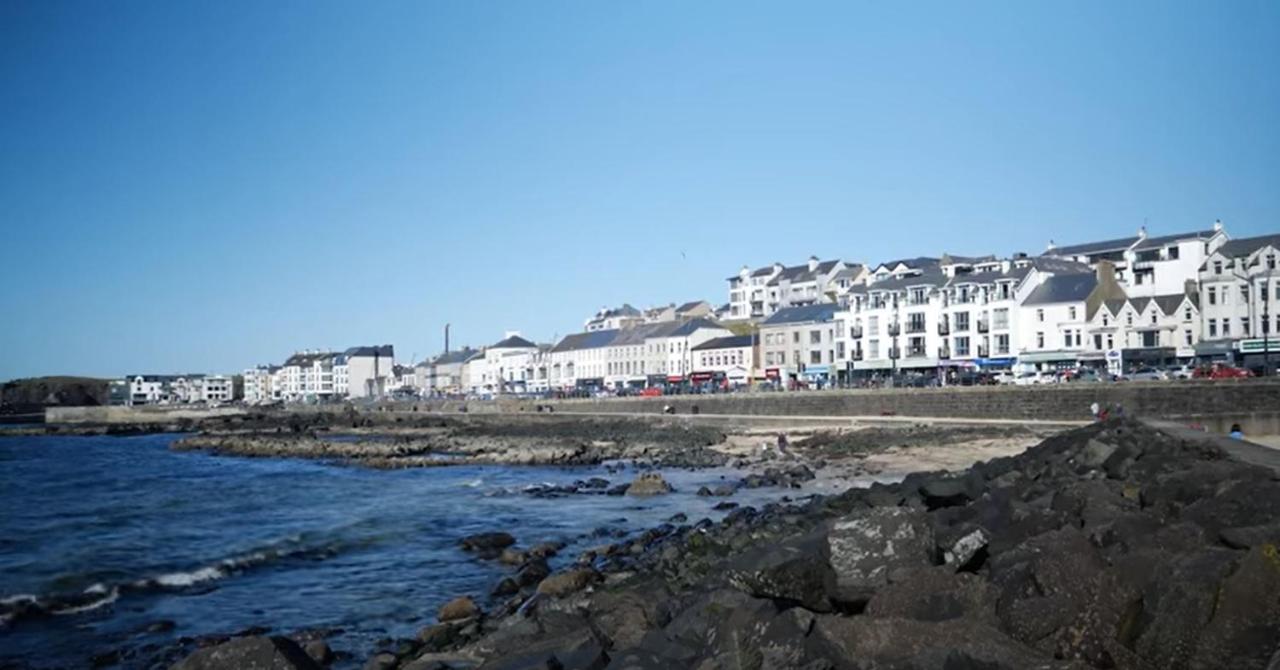 Enfield Street House Behind Portstewart Promenade With Partial Sea View From Front 3 Bed Sleeps 7 Exterior foto