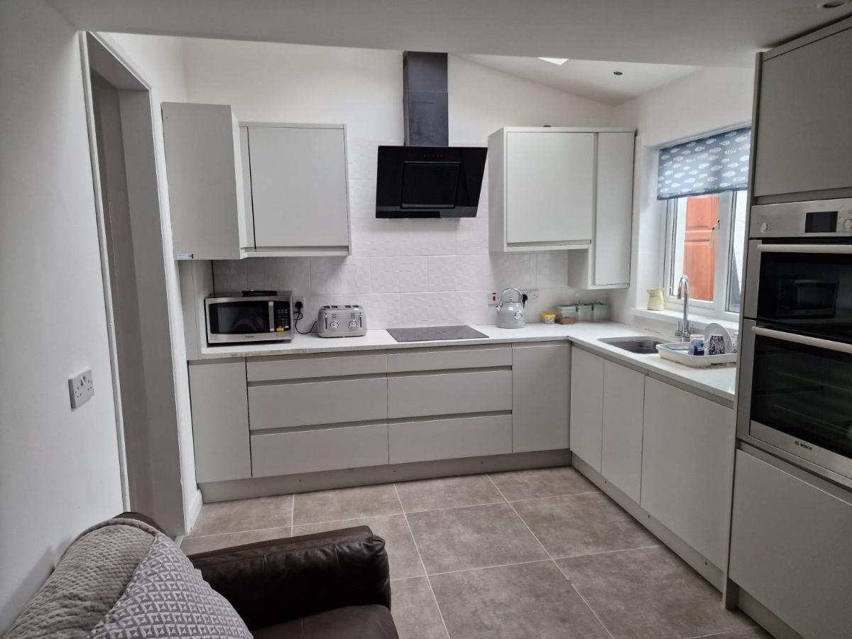 Enfield Street House Behind Portstewart Promenade With Partial Sea View From Front 3 Bed Sleeps 7 Exterior foto